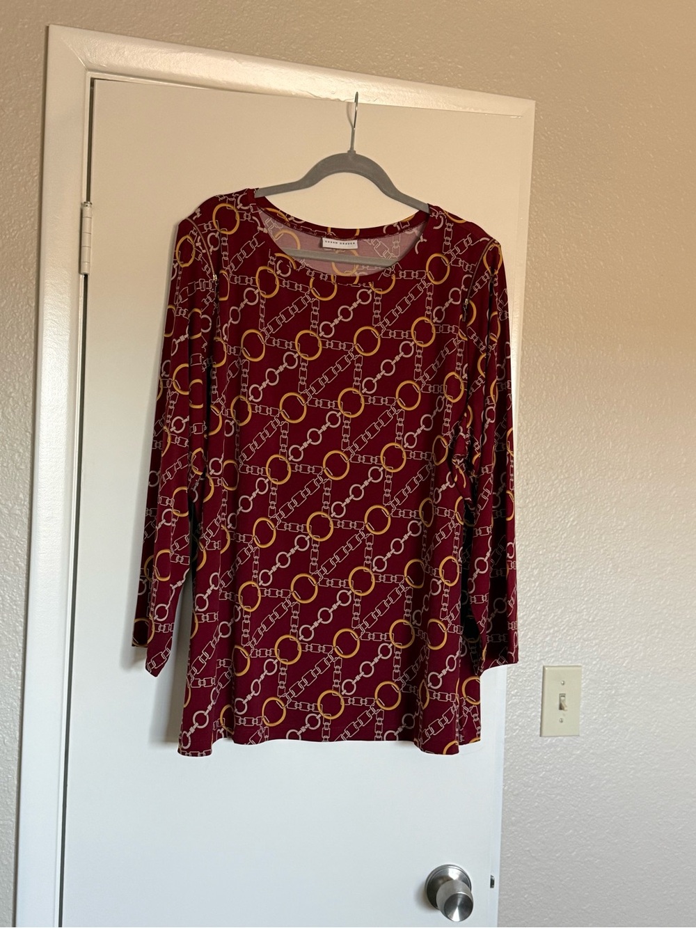 Susan Graver Burgundy Long Sleeve Liquid Knit Chain Pattern.Gold Zipper Shoulder - Picture 2 of 11